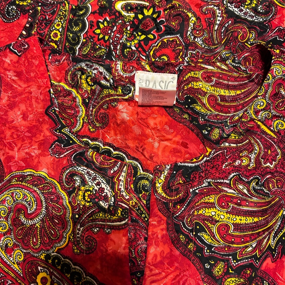 One size fits all but I would say 3X beautiful oriental design 100% polyester